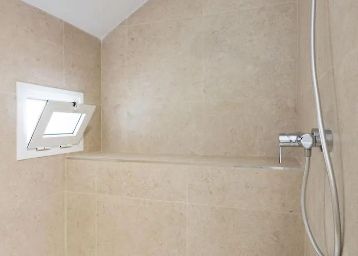 Moderne Mit Meerblick Und Pool By Interhome شقة