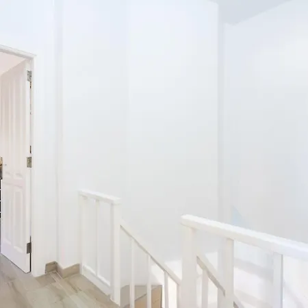 Moderne Mit Meerblick Und Pool By Interhome アパート